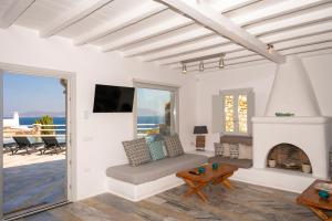 TV a/nebo společenská místnost v ubytování Villa Orion Mykonos - Blue Views Mykonos Villas
