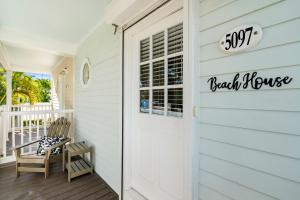 uma porta da frente de uma casa com um sinal nela em Beach House Getaway em Duck Key