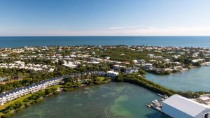 uma vista aérea de um resort perto da água em Beach House Getaway em Duck Key