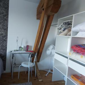 Habitación con escritorio y litera en Charmant appartement proche Carcassonne, en Montgradail