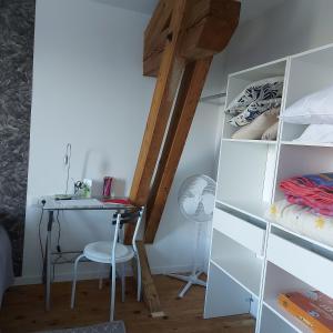 a room with a desk and a bunk bed at Charmant appartement proche Carcassonne in Escueillens