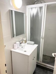 Et badeværelse på Комфортная квартира в Кирьят - Ям