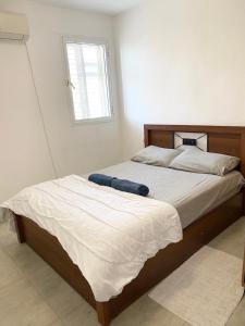 En eller flere senge i et værelse på Комфортная квартира в Кирьят - Ям