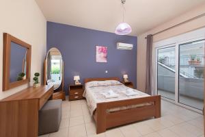 Postel nebo postele na pokoji v ubytování Kiriakos Apartment