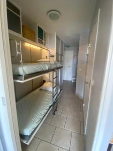 Cette petite chambre comprend des lits superposés. dans l'établissement Au Coeur de Bandol T2 climatisé avec terrasse et garage, à Bandol