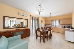 Kuchyň nebo kuchyňský kout v ubytování Kiriakos Apartment