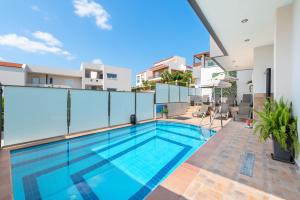 Bazén v ubytování Kiriakos Apartment nebo v jeho okolí