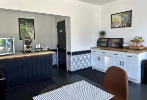 A kitchen or kitchenette at Budget Host East End Hotel in Riverhead