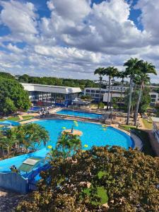 een uitzicht over een zwembad in een resort bij Grand Ville Asa sul in Brasilia