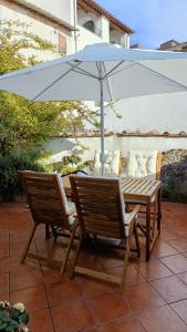 アングイッラーラ・サバーツィアにあるLa Torretta del Lagoの傘下のテーブルと椅子2脚