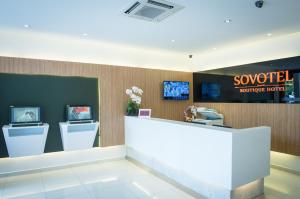吉隆坡的住宿－Sovotel @ Bandar Menjalara，一个带柜台和两台电视的大堂