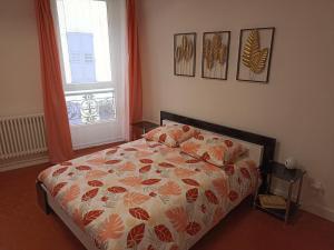 1 dormitorio con cama y ventana en La Maison de la Cloche en Puimoisson