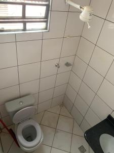 ein weißes Bad mit einem WC und einem Fenster in der Unterkunft PREMIER HOTEL in Marabá