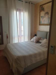 a bedroom with a large white bed with a window at Makari mare in Macari