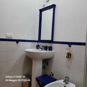 a bathroom with a sink and a toilet and a mirror at Makari mare in Macari