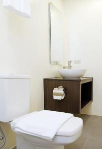 Et badeværelse på Oracle Hotel and Residences