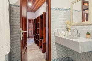 a bathroom with a sink and a mirror at Pousada Caeira in Morro de São Paulo