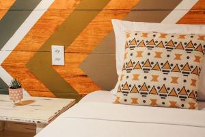 um quarto com uma cama com uma almofada e uma mesa em Pousada Caeira em Morro de São Paulo