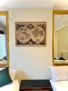 Een bed of bedden in een kamer bij Aldgate Holiday Rooms