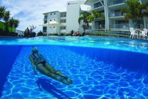 Ramada Hotel & Suites by Wyndham Ballina Byron内部或周边的泳池