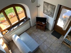 una vista aérea de una sala de estar con sofá y TV en Podere Casallorto, en Volterra