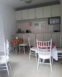 A cozinha ou cozinha compacta de Hostel Diniz