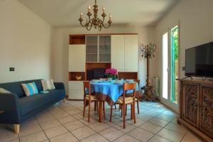 Μια τηλεόραση ή/και κέντρο ψυχαγωγίας στο casa con giardino, garage, wi-fi, 2 bagni e AC in una camera da letto