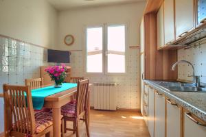 Η κουζίνα ή μικρή κουζίνα στο casa con giardino, garage, wi-fi, 2 bagni e AC in una camera da letto