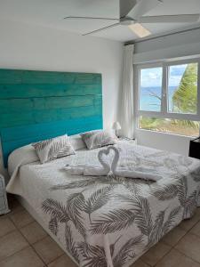 1 dormitorio con 1 cama grande y ventana grande en Inmejorables vistas al mar Javea en Jávea
