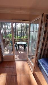 Balkon lub taras w obiekcie AGREABLE T2 LISIERE DU GOLF LACANAU OCEAN