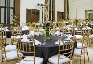 einen Tisch für eine Hochzeit in einem Zimmer mit Stühlen in der Unterkunft Oracle Hotel and Residences in Manila