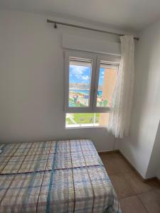 1 dormitorio con cama y ventana en Inmejorables vistas al mar Javea en Jávea