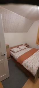 1 dormitorio con 2 camas y techo en Apartmán Na Výsluní en Bělá pod Bezdězem