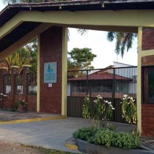 una entrada a un edificio con un cartel en Chalé 08 Porto dos Lençóis, en Barreirinhas