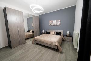 um quarto com uma cama e um espelho grande em AVA VACATION HOME em Borgetto
