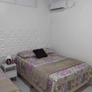 1 dormitorio con cama con almohada en Chalé 08 Porto dos Lençóis, en Barreirinhas