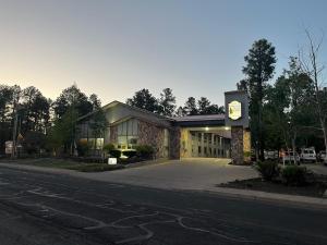 パイントップ・レイクサイドにあるPinetop Studio Suitesの通路側の建物