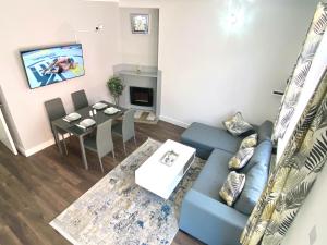 Televiisor ja/või meelelahutuskeskus majutusasutuses 2 Bed Town Centre Nr Theatre Free Park Wi-Fi & garden