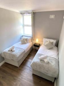 Voodi või voodid majutusasutuse 2 Bed Town Centre Nr Theatre Free Park Wi-Fi & garden toas