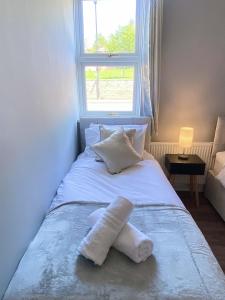 Voodi või voodid majutusasutuse 2 Bed Town Centre Nr Theatre Free Park Wi-Fi & garden toas