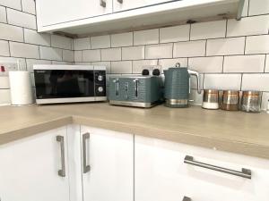 Köök või kööginurk majutusasutuses 2 Bed Town Centre Nr Theatre Free Park Wi-Fi & garden