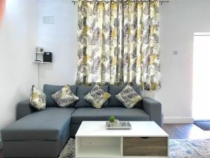 Istumisnurk majutusasutuses 2 Bed Town Centre Nr Theatre Free Park Wi-Fi & garden