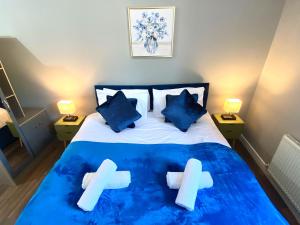 Voodi või voodid majutusasutuse 2 Bed Town Centre Nr Theatre Free Park Wi-Fi & garden toas