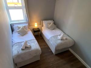Voodi või voodid majutusasutuse 2 Bed Town Centre Nr Theatre Free Park Wi-Fi & garden toas
