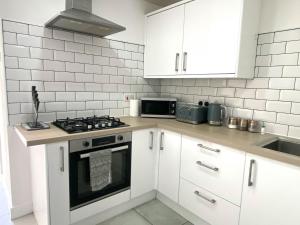 Köök või kööginurk majutusasutuses 2 Bed Town Centre Nr Theatre Free Park Wi-Fi & garden