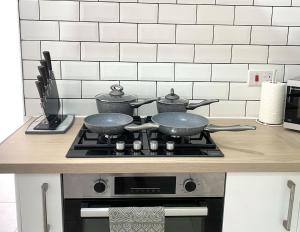Köök või kööginurk majutusasutuses 2 Bed Town Centre Nr Theatre Free Park Wi-Fi & garden