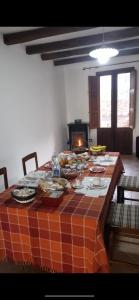 una mesa con comida en la sala de estar en B&B Amistade en Seùlo