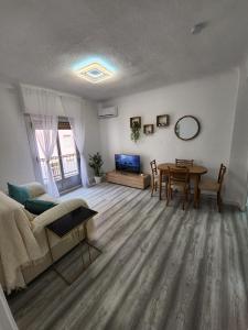 Nice Flat Alicante - Jijona في أليكانتي: غرفة معيشة مع أريكة وطاولة