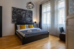 プラハにあるLesser Town Apartment Melnicka by easyBNBのベッドルーム1室(ベッド1台、大きな窓付)