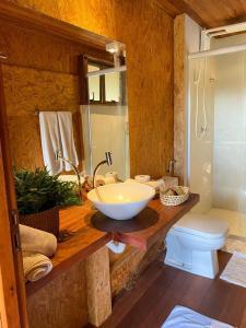 uma casa de banho com um lavatório e um WC em BobZ Boutique Resort, Suíte 21 em Barra Grande